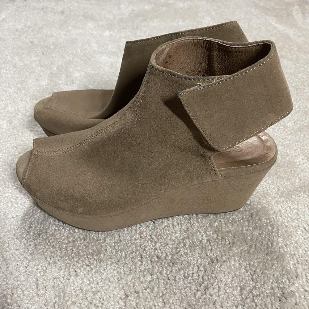 Chocolat Blu Sandals Womens 6.5 Beige Leather Wedge Ankle Strap Peep Toe